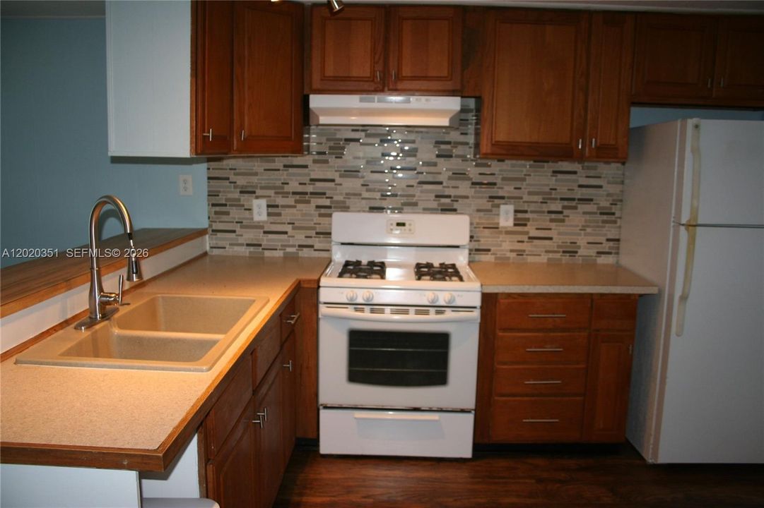 For Sale: $415,000 (2 beds, 1 baths, 784 Square Feet)