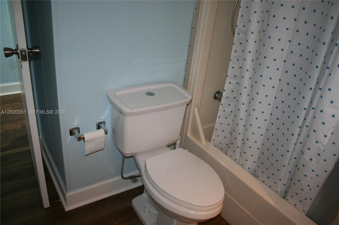 For Sale: $415,000 (2 beds, 1 baths, 784 Square Feet)