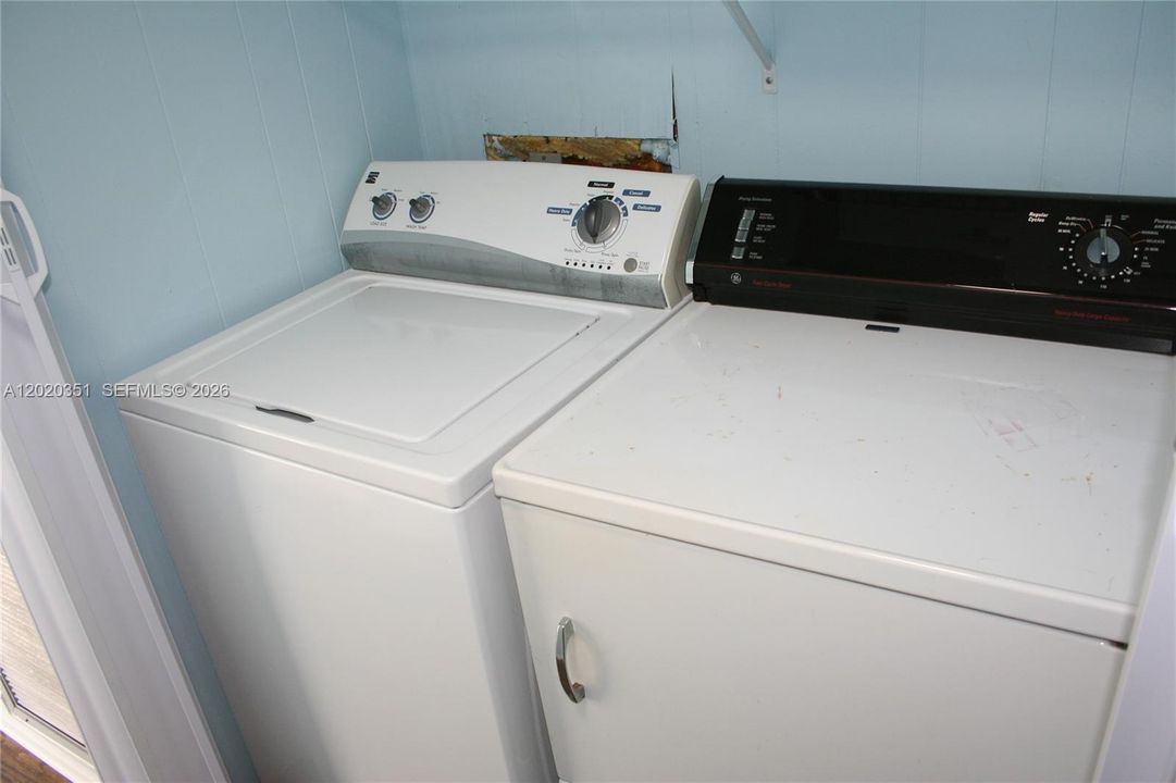 For Sale: $415,000 (2 beds, 1 baths, 784 Square Feet)