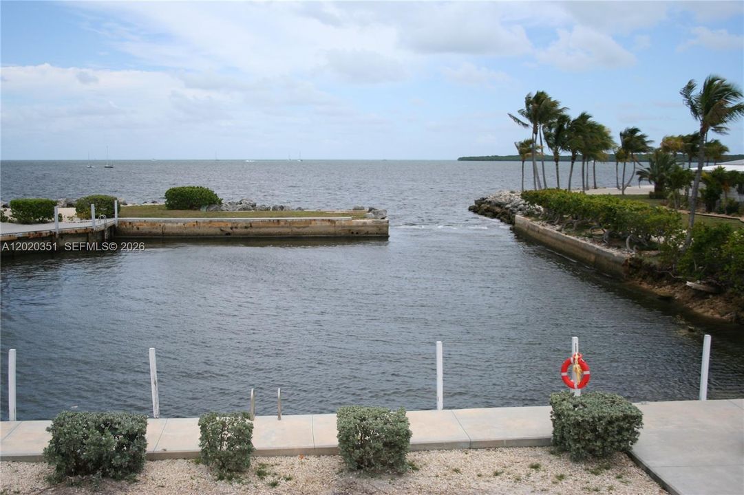 For Sale: $415,000 (2 beds, 1 baths, 784 Square Feet)