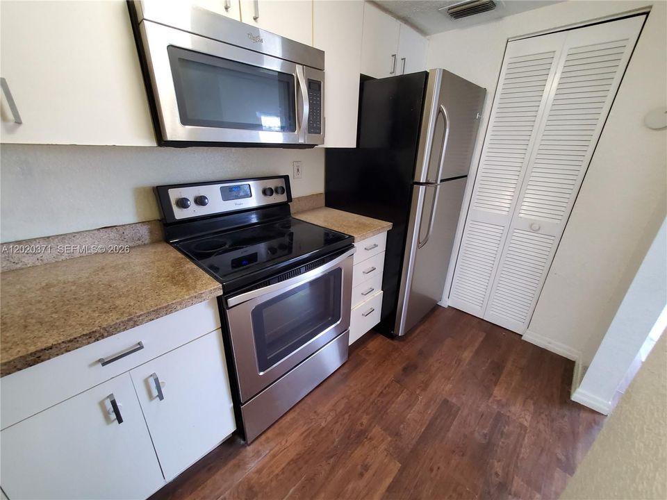 For Sale: $180,000 (1 beds, 1 baths, 465 Square Feet)