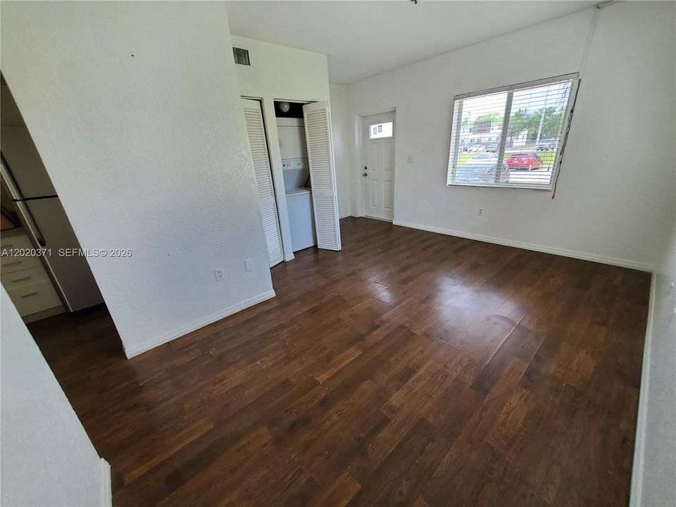 For Sale: $180,000 (1 beds, 1 baths, 465 Square Feet)