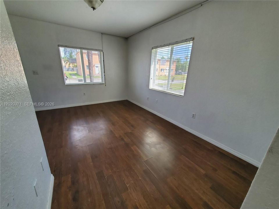 For Sale: $180,000 (1 beds, 1 baths, 465 Square Feet)