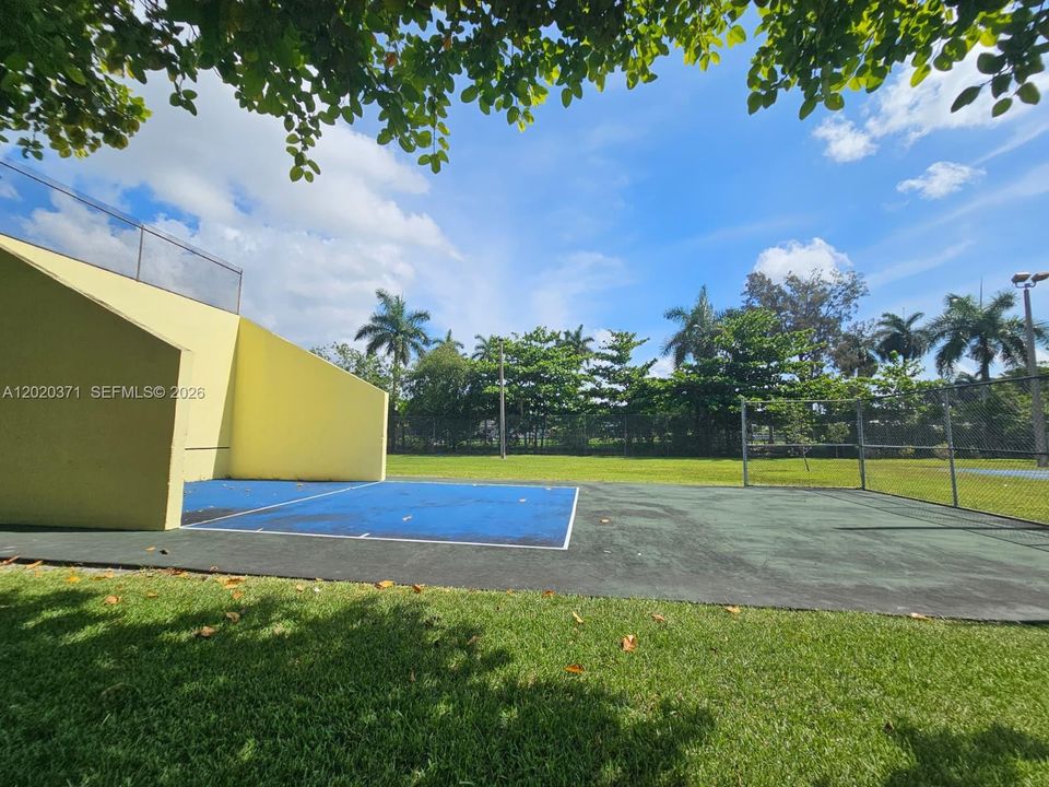 For Sale: $180,000 (1 beds, 1 baths, 465 Square Feet)