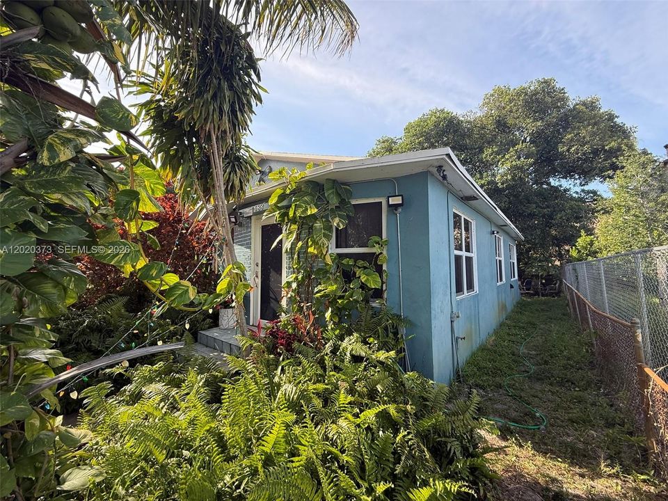 For Sale: $345,000 (3 beds, 1 baths, 1178 Square Feet)
