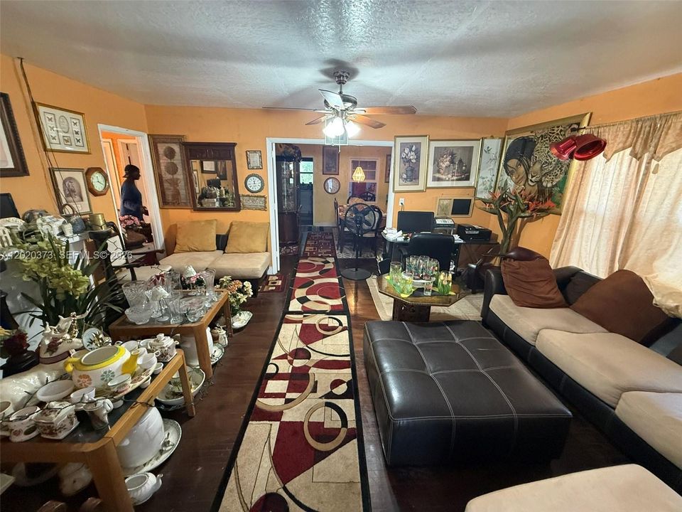 For Sale: $345,000 (3 beds, 1 baths, 1178 Square Feet)