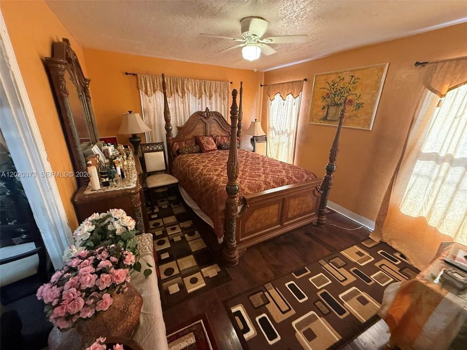 For Sale: $345,000 (3 beds, 1 baths, 1178 Square Feet)