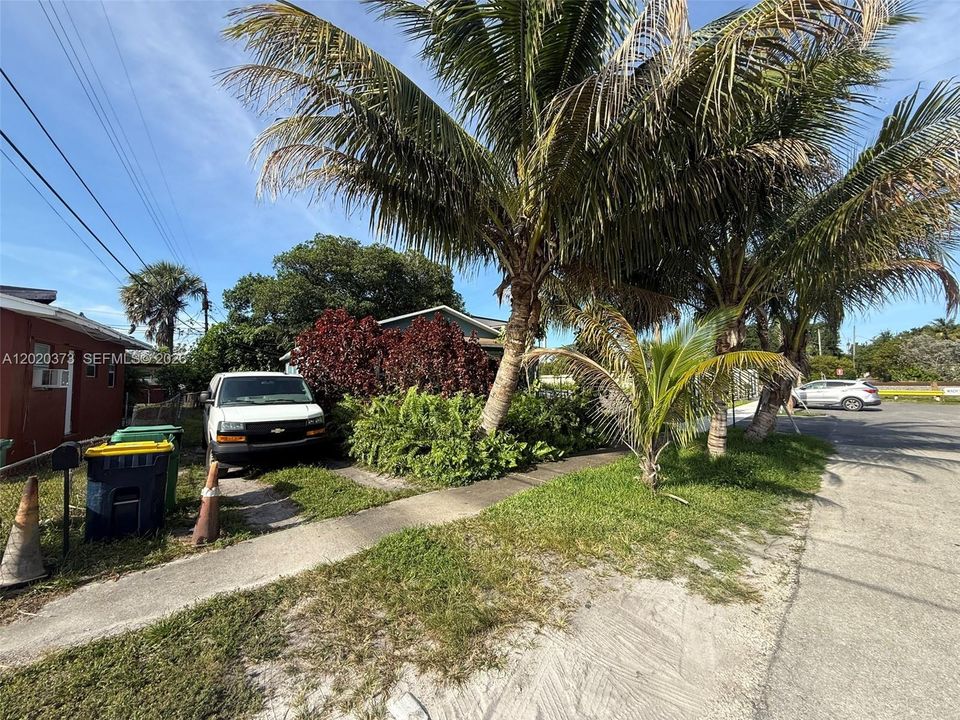 For Sale: $345,000 (3 beds, 1 baths, 1178 Square Feet)