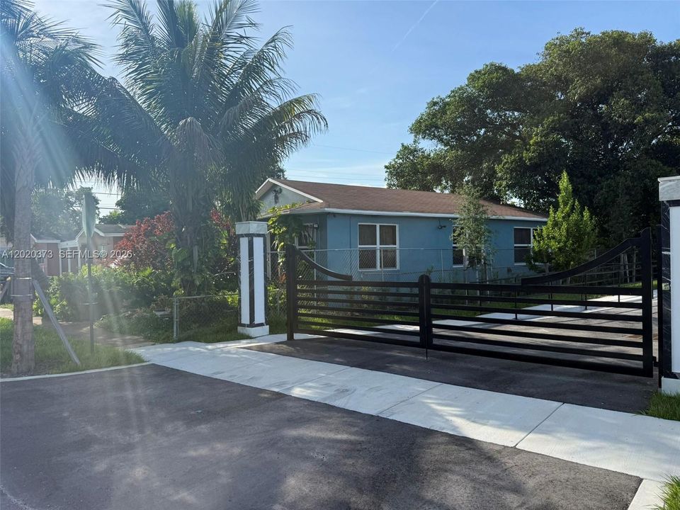 For Sale: $345,000 (3 beds, 1 baths, 1178 Square Feet)