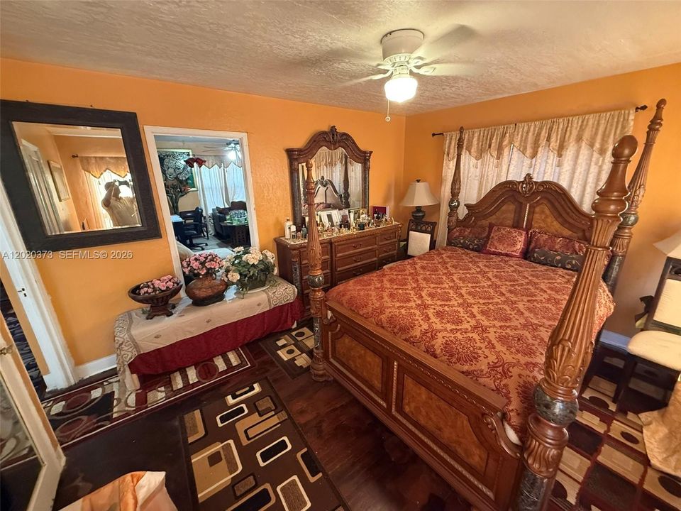 For Sale: $345,000 (3 beds, 1 baths, 1178 Square Feet)
