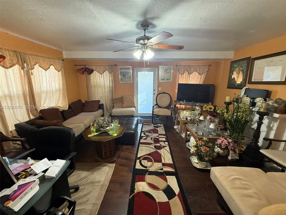 For Sale: $345,000 (3 beds, 1 baths, 1178 Square Feet)