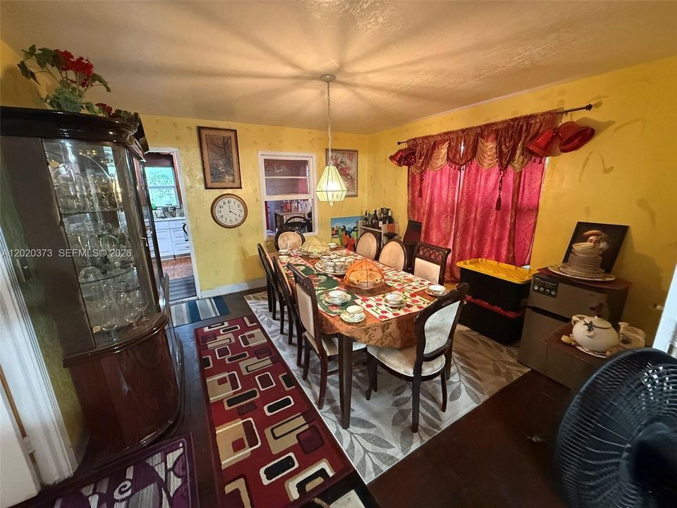 For Sale: $345,000 (3 beds, 1 baths, 1178 Square Feet)