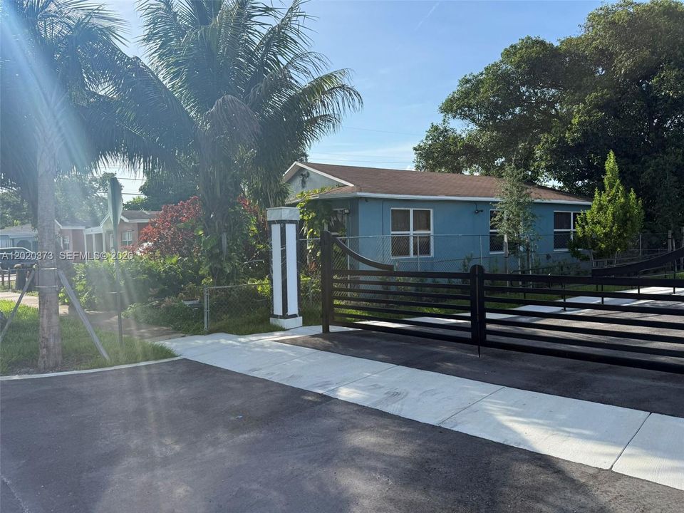 For Sale: $345,000 (3 beds, 1 baths, 1178 Square Feet)
