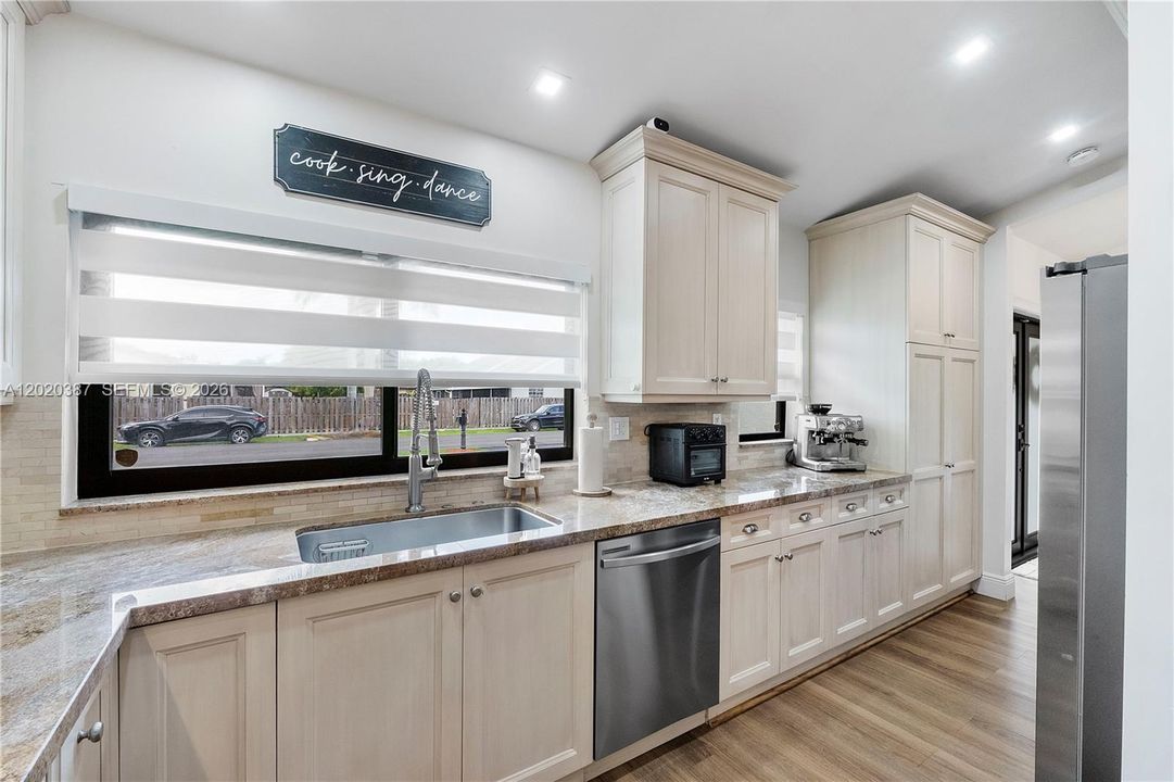 For Sale: $599,000 (3 beds, 2 baths, 1593 Square Feet)