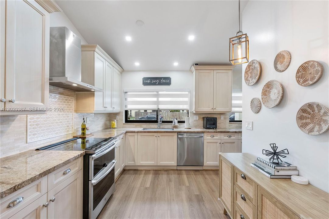 For Sale: $599,000 (3 beds, 2 baths, 1593 Square Feet)