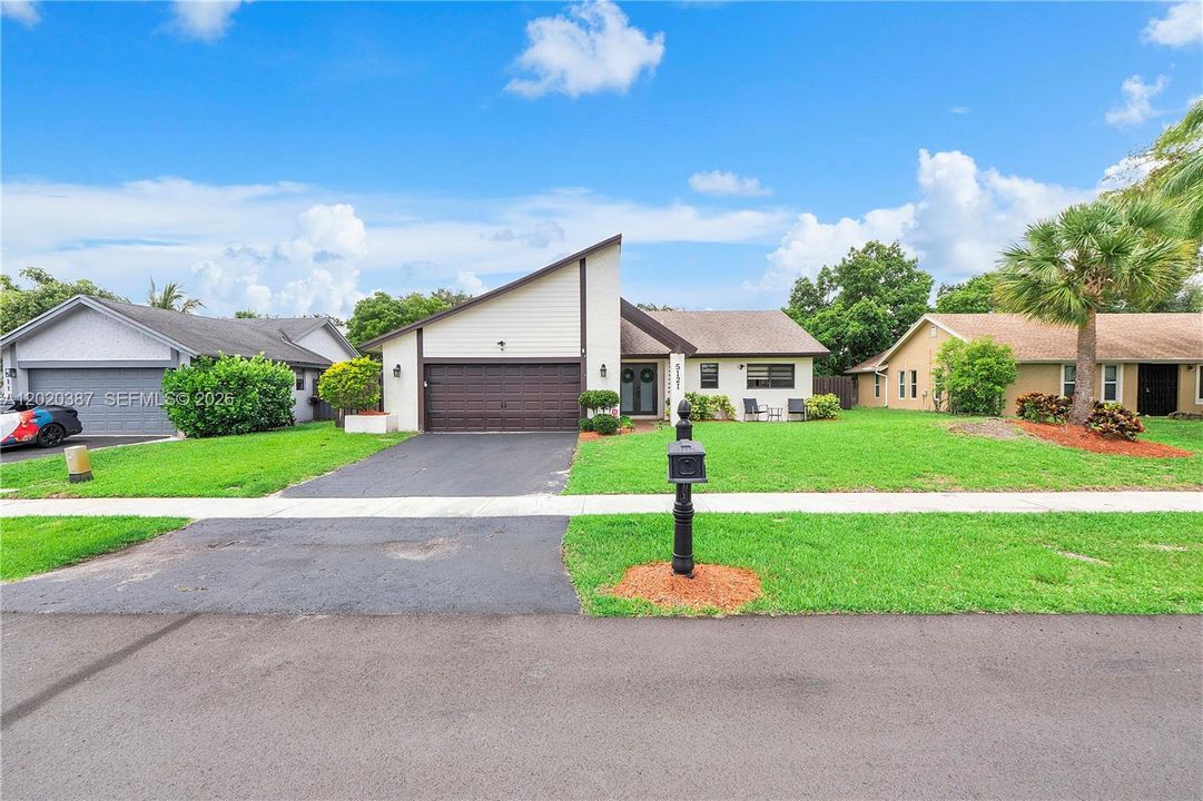 For Sale: $599,000 (3 beds, 2 baths, 1593 Square Feet)
