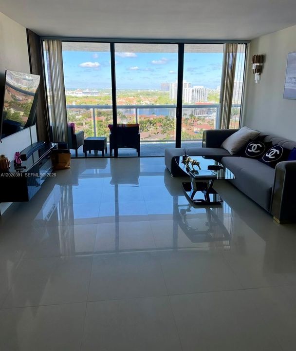 En Venta: $489,000 (2 camas, 2 baños, 1130 Pies cuadrados)