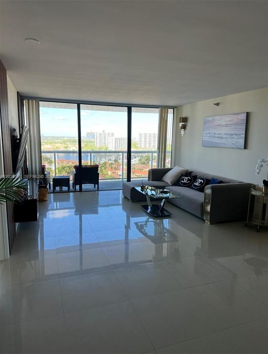 En Venta: $489,000 (2 camas, 2 baños, 1130 Pies cuadrados)