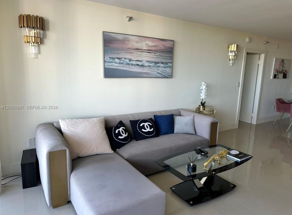 En Venta: $489,000 (2 camas, 2 baños, 1130 Pies cuadrados)