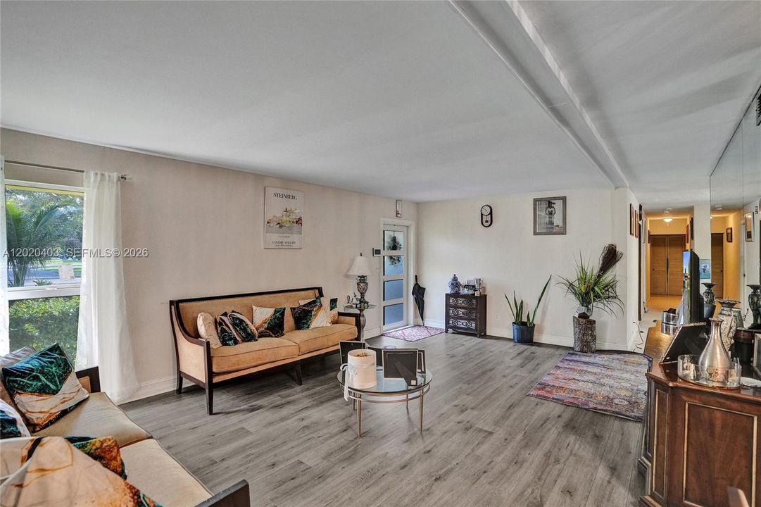 На продажу: $499,900 (2 спален, 2 ванн, 1716 Квадратных фут)
