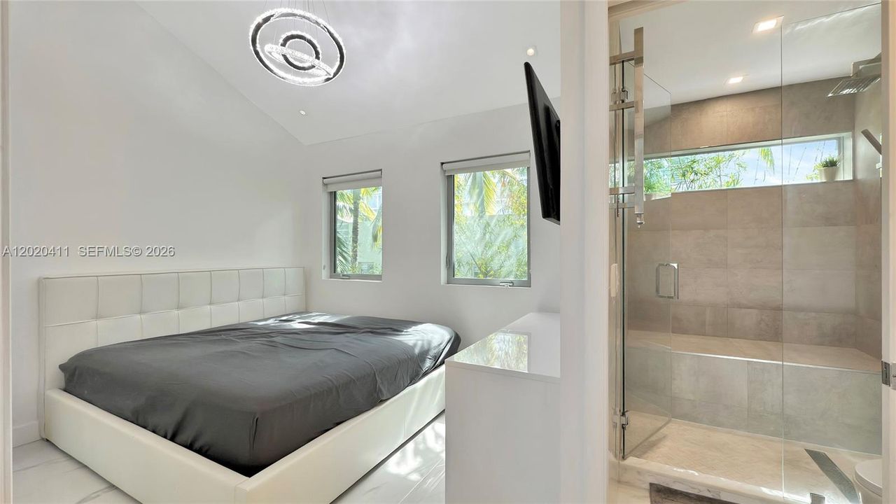 For Sale: $1,420,000 (2 beds, 2 baths, 1381 Square Feet)