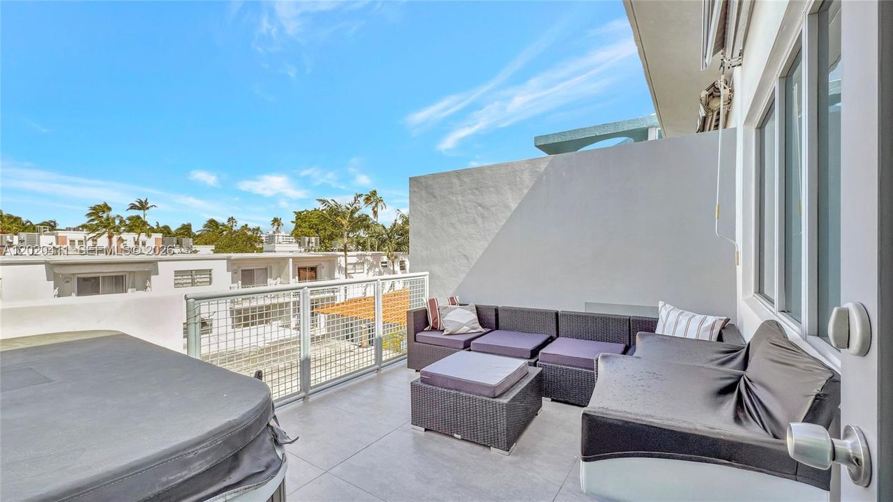 For Sale: $1,420,000 (2 beds, 2 baths, 1381 Square Feet)