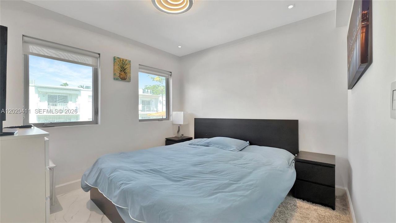 For Sale: $1,420,000 (2 beds, 2 baths, 1381 Square Feet)