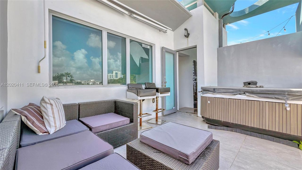 For Sale: $1,420,000 (2 beds, 2 baths, 1381 Square Feet)