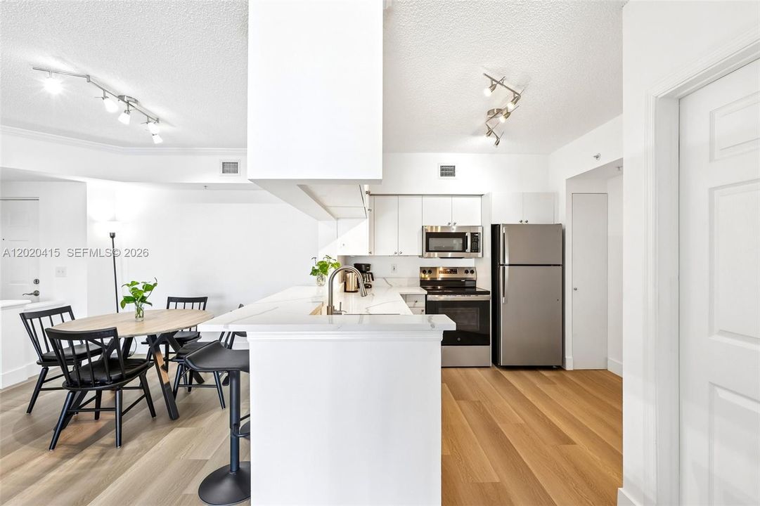 For Sale: $610,000 (2 beds, 2 baths, 1116 Square Feet)