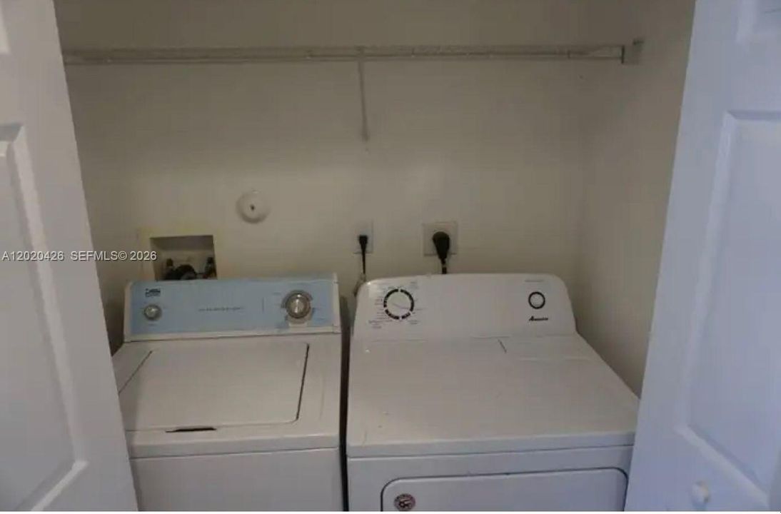 En Renta: $2,400 (3 camas, 3 baños, 1394 Pies cuadrados)