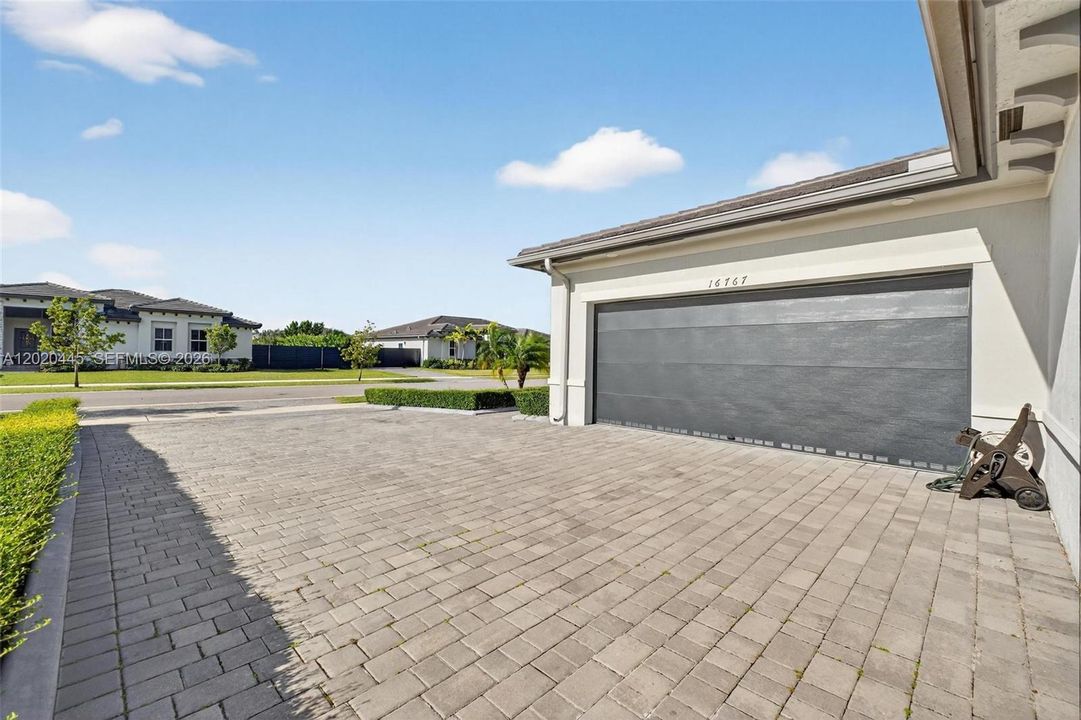 En Venta: $865,000 (4 camas, 3 baños, 2654 Pies cuadrados)