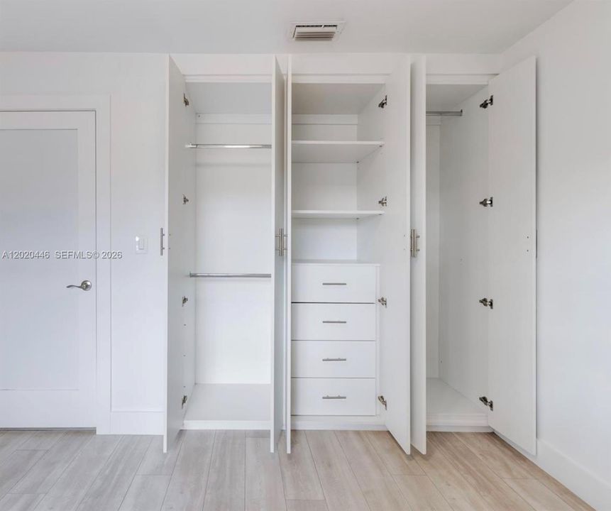 Activo con contrato: $4,500 (4 camas, 2 baños, 2498 Pies cuadrados)