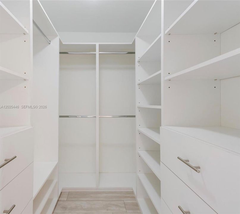 Activo con contrato: $4,500 (4 camas, 2 baños, 2498 Pies cuadrados)