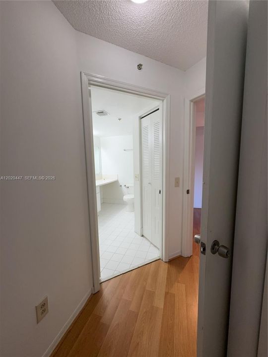 Activo con contrato: $2,050 (2 camas, 2 baños, 820 Pies cuadrados)