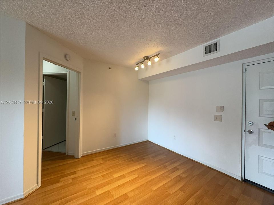 Activo con contrato: $2,050 (2 camas, 2 baños, 820 Pies cuadrados)