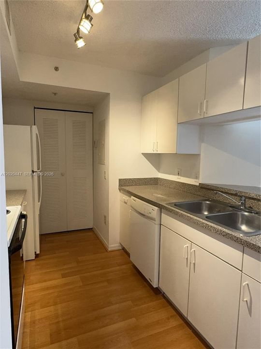 Activo con contrato: $2,050 (2 camas, 2 baños, 820 Pies cuadrados)