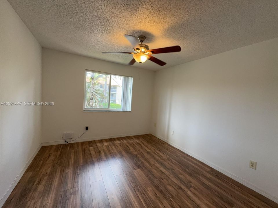 Activo con contrato: $2,050 (2 camas, 2 baños, 820 Pies cuadrados)