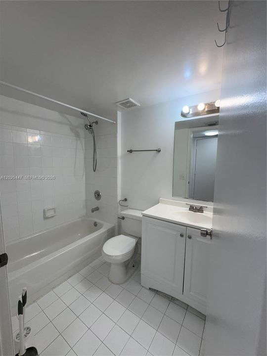Activo con contrato: $2,050 (2 camas, 2 baños, 820 Pies cuadrados)