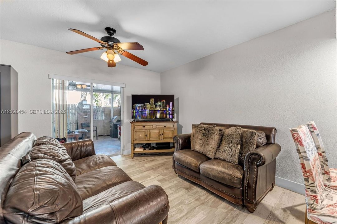 For Sale: $310,000 (2 beds, 1 baths, 868 Square Feet)