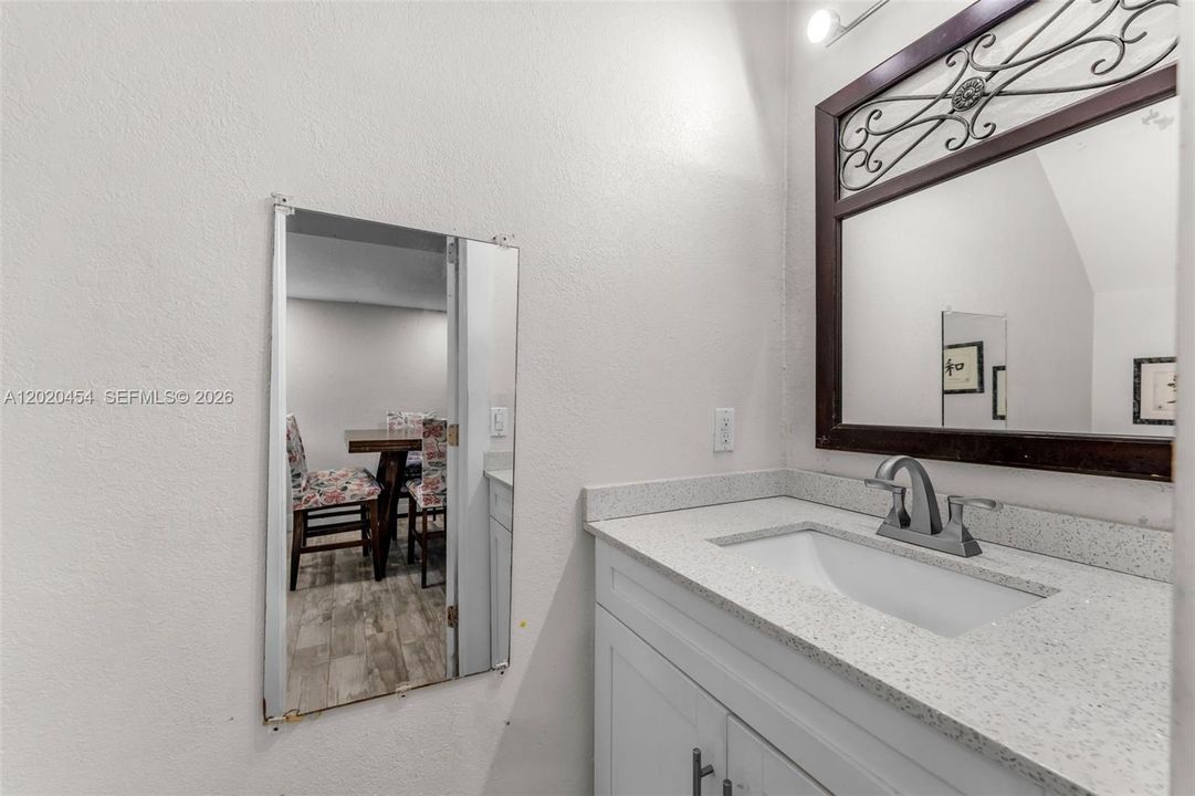 For Sale: $310,000 (2 beds, 1 baths, 868 Square Feet)