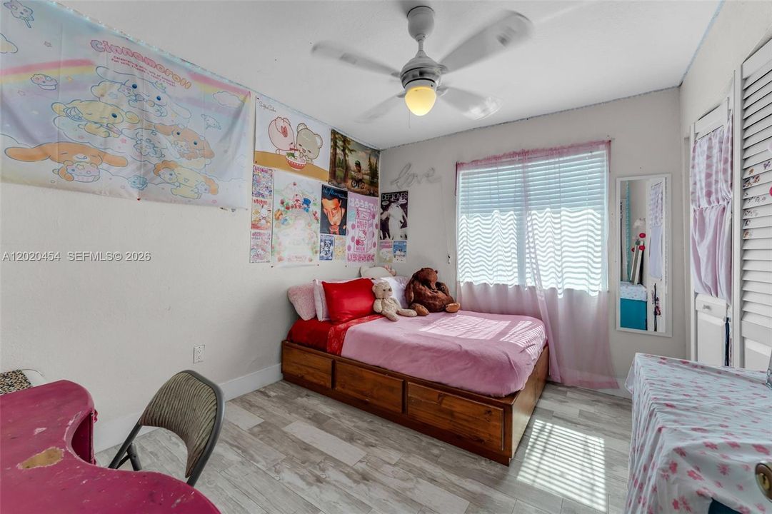 For Sale: $310,000 (2 beds, 1 baths, 868 Square Feet)