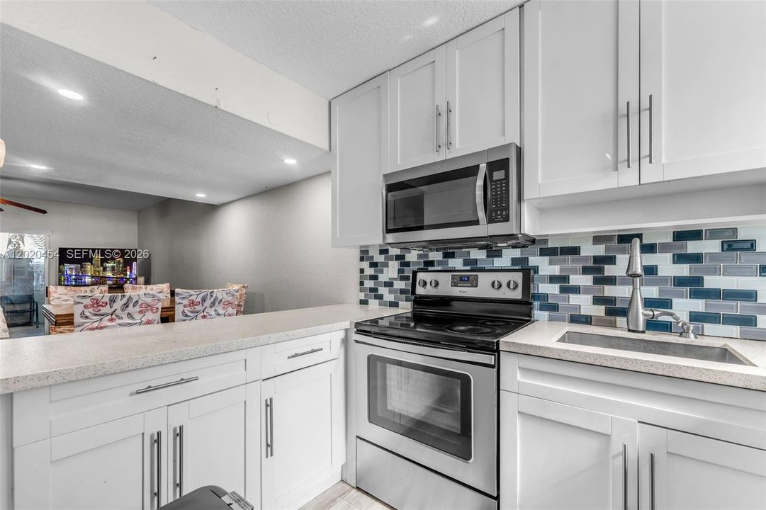 For Sale: $310,000 (2 beds, 1 baths, 868 Square Feet)