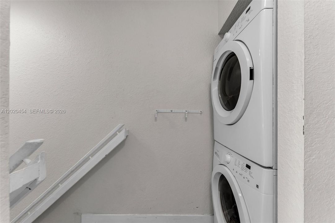 For Sale: $310,000 (2 beds, 1 baths, 868 Square Feet)
