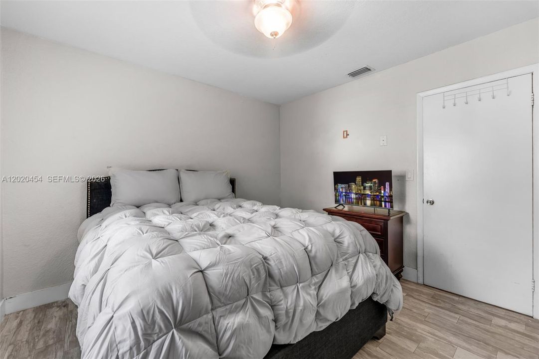 For Sale: $310,000 (2 beds, 1 baths, 868 Square Feet)