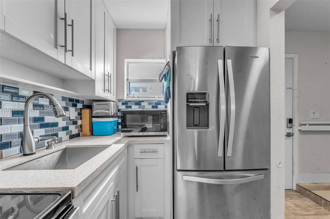 For Sale: $310,000 (2 beds, 1 baths, 868 Square Feet)