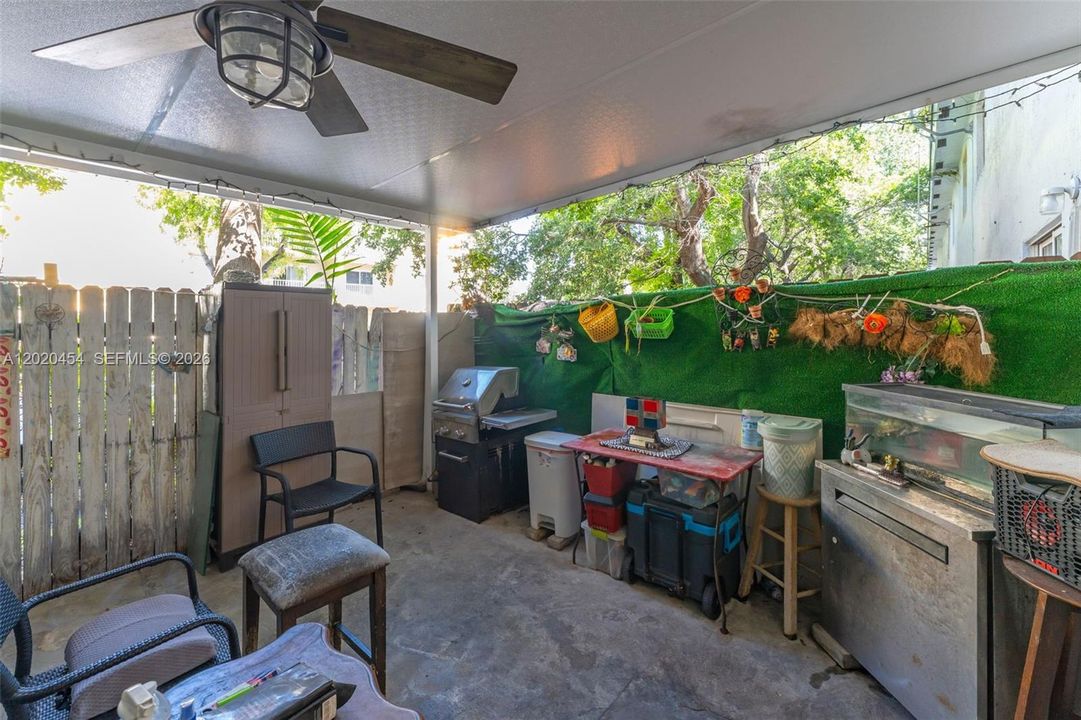 For Sale: $310,000 (2 beds, 1 baths, 868 Square Feet)