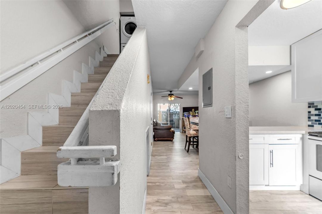 For Sale: $310,000 (2 beds, 1 baths, 868 Square Feet)