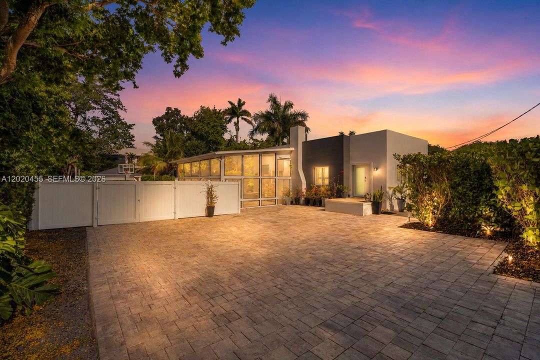 For Sale: $1,600,000 (3 beds, 2 baths, 1847 Square Feet)