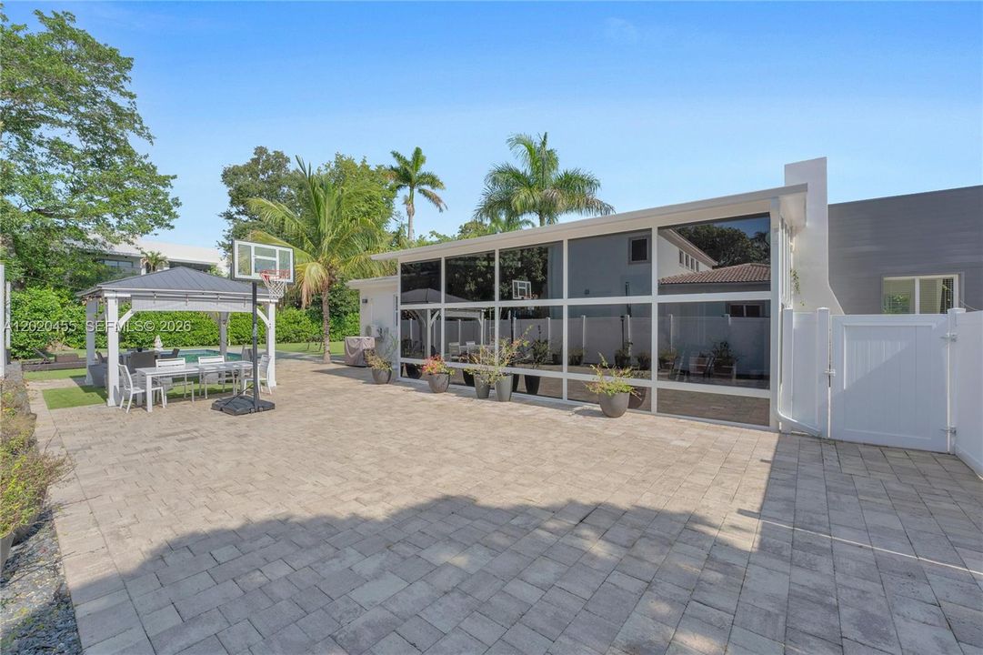 For Sale: $1,600,000 (3 beds, 2 baths, 1847 Square Feet)