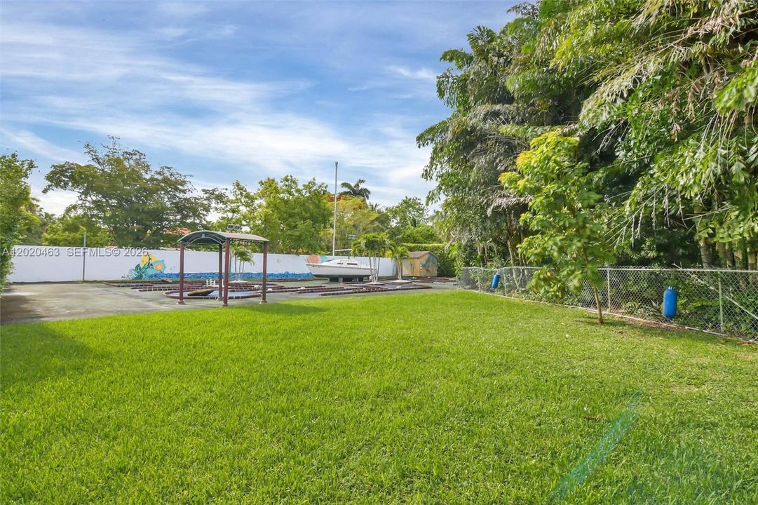 For Sale: $2,300,000 (6 beds, 5 baths, 5147 Square Feet)